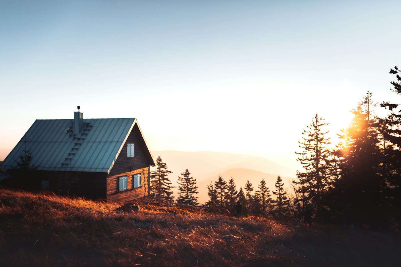 Chalet in der Abendsonne oberhalb des Tals
