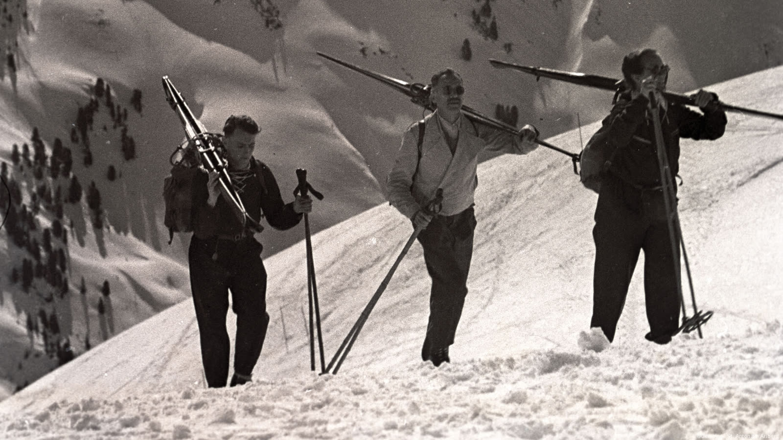 Historische Aufnahme aus den Anfängen des Skilaufs am Arlberg