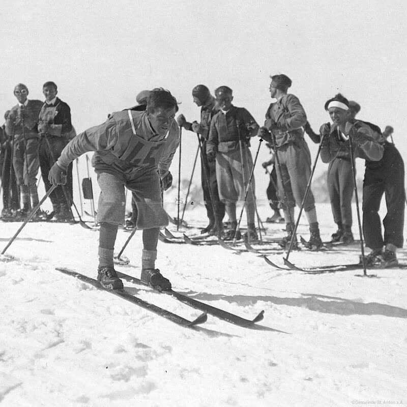 Historische Skiläufer in der Arlberg-Technik
