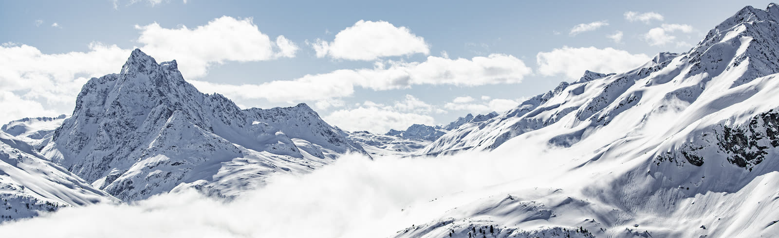 Winterpanorama mit dem Patteriol über dem Skigebiet von St. Anton
