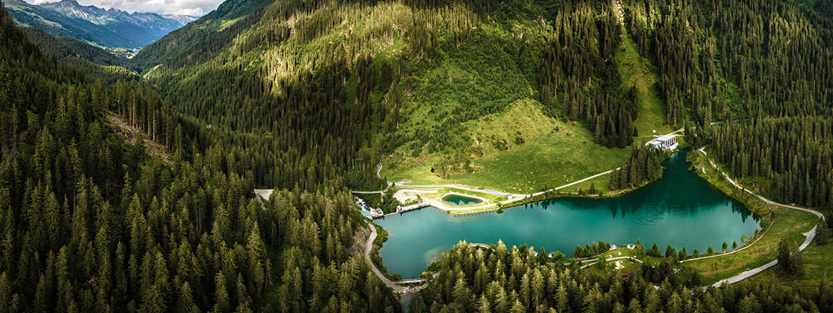 Wanderweg durch das Verwalltal entlang des Bachs